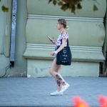 Фото небольшой татуировки на ноге девушки, изображающей абстрактный узор в черном цвете. Татуировка выглядит стильно и минималистично.