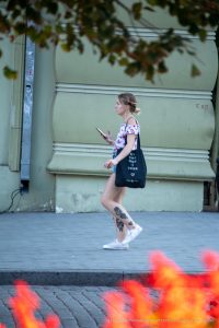 Фото небольшой татуировки на ноге девушки, изображающей абстрактный узор в черном цвете. Татуировка выглядит стильно и минималистично.