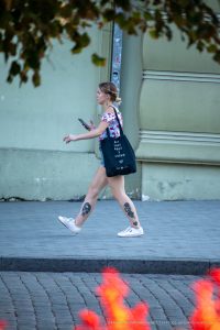 Фото татуировки на ноге девушки, изображающей стилизованную птицу в полете. Татуировка выполнена в черном цвете и выглядит очень легко и воздушно.