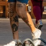 Тату сердце череп и булава на ногах парня --Уличная тату-street tattoo-21.09.2020-tatufoto.com 2