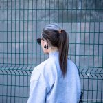 Тату скорпион за ухом девушки и надпись на шее – СИЯЙ – 17.09.2020 – tatufoto.com 1