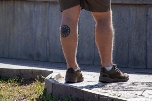 Фотография татуировки на икре мужчины, выполненной в виде геометрического узора. Татуировка выполнена в черном цвете.