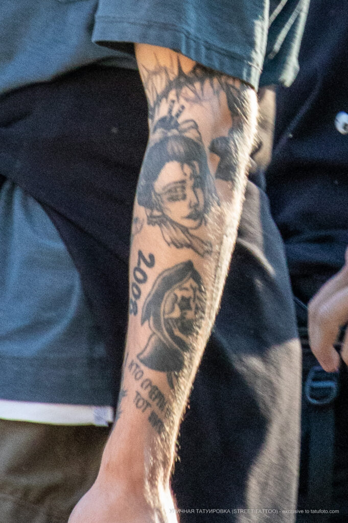 Тату смерть в капюшоне и портрет девушки с надписями на руке парня – Уличная татуировка (street tattoo)-29.09.2020-tatufoto.com 4