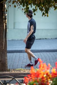 Фото тату: Мужчина с множеством татуировок на руках и ногах, выполненных в разных стилях. Детализированный рисунок татуировок с абстрактными элементами.