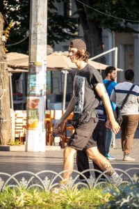 Фото тату: Черно-белая татуировка в стиле графика на ноге мужчины. Детализированный рисунок татуировки с абстрактными элементами.
