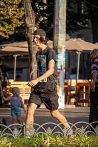 Фото тату: Черно-белая татуировка в стиле графика на ноге мужчины. Детализированный рисунок татуировки с геометрическими элементами.