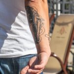 Тату старинный двуствольный пистолет на руке парня -Уличная тату-street tattoo-21.09.2020-tatufoto.com 2
