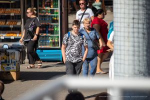Фото тату на руке. Рисунок с черепами и узорами, выполненный в черном цвете.