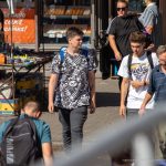 Фото тату на руке молодого человека. Яркий рисунок с черепами, узорами и надписями, выполненный в графическом стиле.