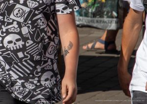 Фото тату на руке. Детализированный рисунок черепа с крыльями, выполненный в черном цвете.