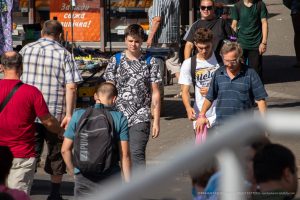 Фото тату на руке молодого человека. Яркий рисунок с черепами, узорами и надписями, выполненный в графическом стиле.