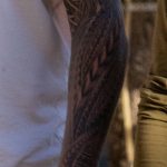 Тату узорами и линиями на левой руке мужчины – Уличная татуировка 14.09.2020 – tatufoto.com 3