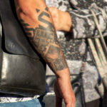 Тату узоры и браслет на правой руке мужчины – Уличная татуировка (street tattoo)-29.09.2020-tatufoto.com 4