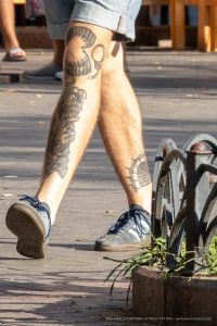 Тату факел и лента из патронов на ноге парня --Уличная тату-street tattoo-21.09.2020-tatufoto.com 1