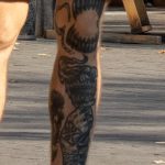 Тату факел и лента из патронов на ноге парня --Уличная тату-street tattoo-21.09.2020-tatufoto.com 3