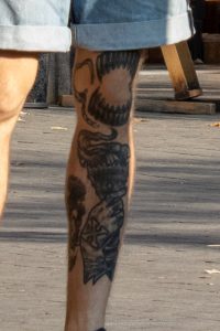 Тату факел и лента из патронов на ноге парня --Уличная тату-street tattoo-21.09.2020-tatufoto.com 3