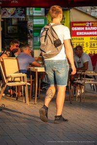 Фотография татуировки черепа на икре ноги. Татуировка выполнена в черно-серых тонах, с детальной проработкой и реалистичным изображением.