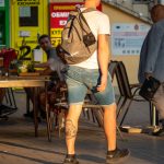 Фотография татуировки черепа на икре ноги. Татуировка выполнена в черно-серых тонах, с детальной проработкой и реалистичным изображением.