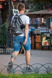 Фотография татуировки черепа на икре ноги. Татуировка выполнена в черно-серых тонах, с детальной проработкой и реалистичным изображением.