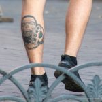 Тату череп и кастет внизу левой ноги парня – 17.09.2020 – tatufoto.com 4