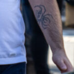Тату череп и паук ползет вниз по руке у мужчины – Уличная татуировка (street tattoo)-29.09.2020-tatufoto.com 4