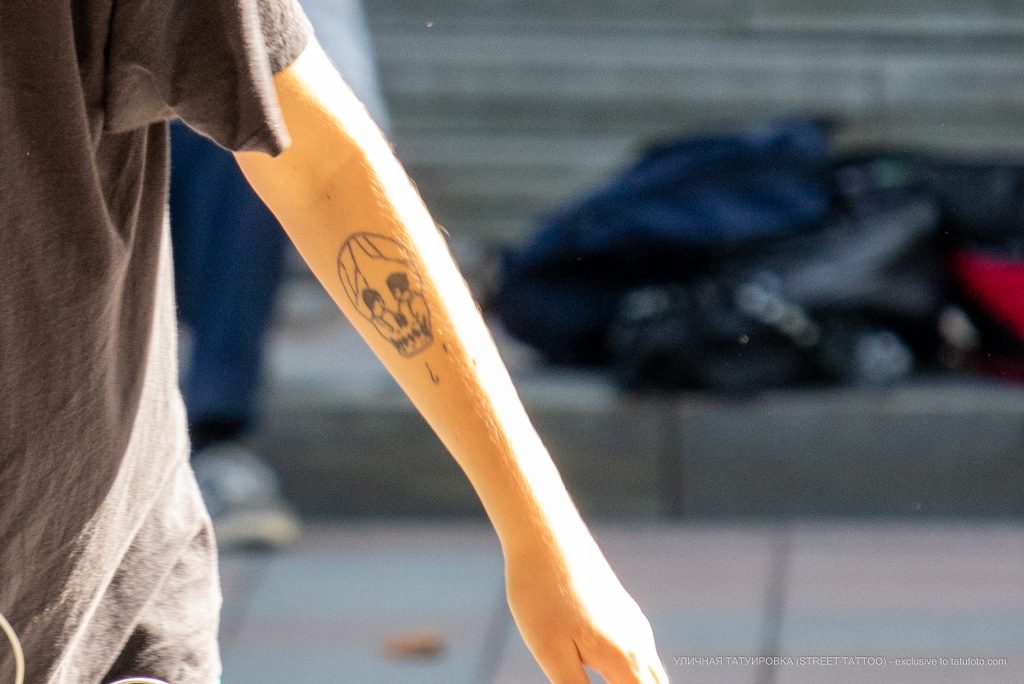 Тату череп на руке подростка –Уличная татуировка (street tattoo)–22.09.2020–tatufoto.com 1