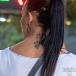 Тату черная полоса под попой девушки и иероглиф на шее сзади возрасте – Уличная татуировка 14.09.2020 – tatufoto.com 6