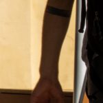Тату черная полоска браслетом на левой руке парня - Уличная татуировка 14.09.2020 – tatufoto.com 2