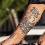 Тату чумной доктор на правой руке парня –Уличная татуировка (street tattoo)–22.09.2020–tatufoto.com 2