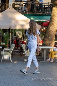 Фото татуировки рукава с изображением летящих птиц. Черно-белый рисунок татуировки в графическом стиле.