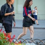 Фото тату небольшого цветка и геометрического узора на лодыжке девушки. Черно-белый рисунок в минималистичном стиле. Идеи для женских тату.