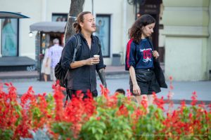 Фото тату рукава на руке мужчины. Черно-серый рисунок с абстрактными элементами и темными мотивами. Идеи для мужских тату.