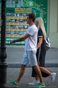 Фото тату: татуировка черепа на предплечье мужчины, выполненная в реалистичном стиле с добавлением темных теней.