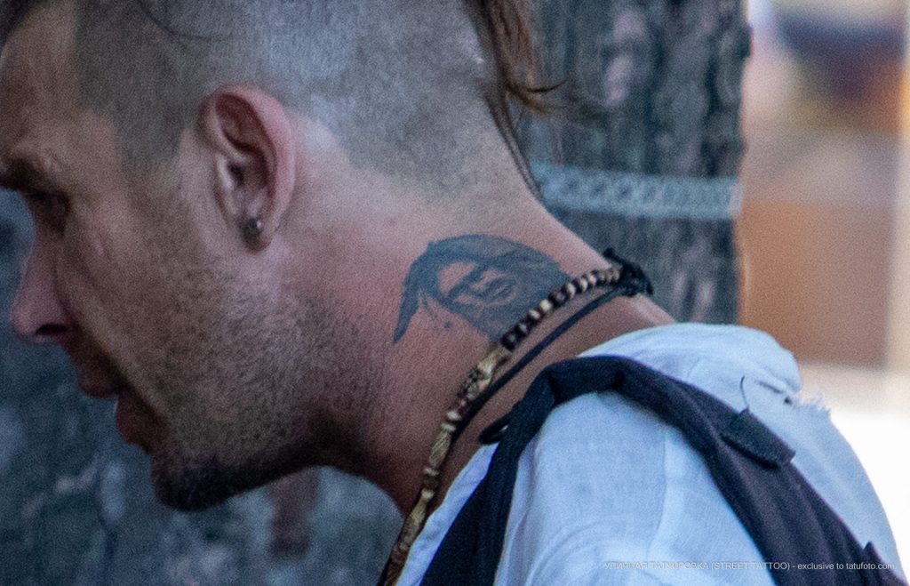 Татуировка с индейцем на шее мужчины – 17.09.2020 – tatufoto.com 2