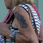 Татуировка с кругами на правом плече женщины в возрасте – Уличная татуировка 14.09.2020 – tatufoto.com 2