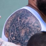 Татуировка с узорами и воином викингом на руке крупного бородатого мужчины – Уличная татуировка 14.09.2020 – tatufoto.com 2