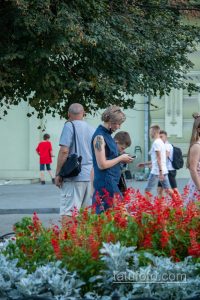 Фото тату на плече женщины: изящный черный цветочный орнамент, выполненный в графическом стиле. Татуировка придает образу женственность и загадочность.