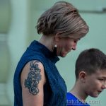 Татуировка с цветами и вензелями на правом плече женщины – Уличная татуировка 14.09.2020 – tatufoto.com 4