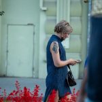 Татуировка с цветами и вензелями на правом плече женщины – Уличная татуировка 14.09.2020 – tatufoto.com 6