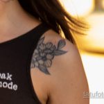 Татуировка с цветком на ключице слева у молодой девушки – Уличная татуировка 14.09.2020 – tatufoto.com 2