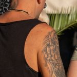 Татуировка со смертью которая показывает средний палец на правом плече мужчины – Уличная татуировка 14.09.2020 – tatufoto.com 5