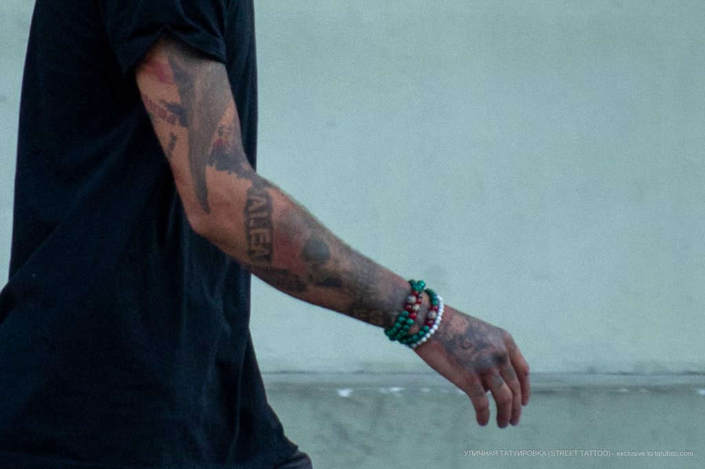 Татуировки в стиле треш полька с черепом совой и часами на руке парня – 17.09.2020 – tatufoto.com 6