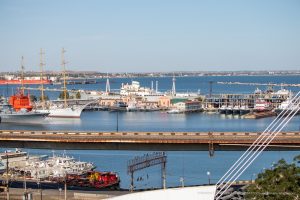 Панорамный вид на Одесский порт с моста. Корабли, причалы и морской пейзаж создают атмосферу морского приключения.