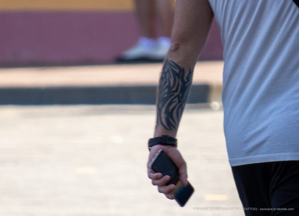 Трайбл татуировки внизу руки мужчины – 17.09.2020 – tatufoto.com 8