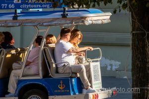 Фото татуировки на руке мужчины в туристическом автобусе. Темный узор, вероятно, геометрический или абстрактный, расположен на предплечье.