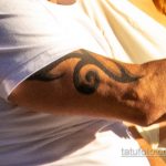 Трайбл узоры в тату на левой руке мужчины – Уличная татуировка 14.09.2020 – tatufoto.com 12