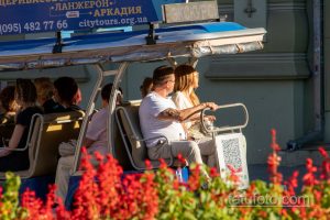 Фото татуировки на руке мужчины. Детализированный рисунок, охватывающий плечо и часть руки. Видны элементы в стиле традиционной татуировки.