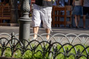 Фото тату на лодыжке мужчины. Небольшой, темный рисунок, вероятно, геометрический узор или символ. Сделано в минималистичном стиле.