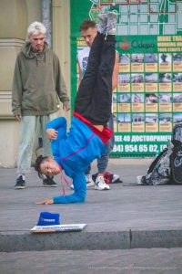 Фото би-боев которые выступают на улице Дерибасовская в Одессе --Уличная тату-street tattoo-21.09.2020-tatufoto.com 66