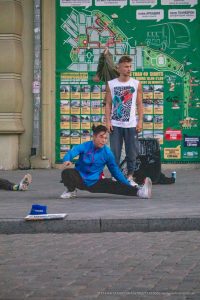 Фотография уличного акробата в эффектной позе. Идеальное изображение для поиска идей для татуировки, отражающей динамику и свободу.